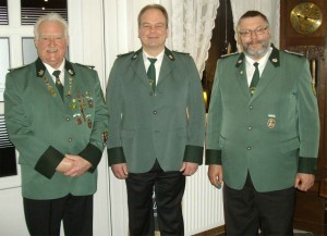 Vorsitzender Bernd Lange (li.) mit neuem Kommandeur Claus-Philip Graf (mi) und neuem zweiten Vorsitzenden Ulrich Bohl (re)